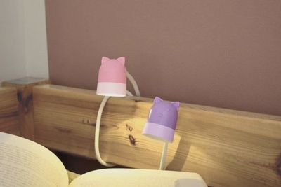 het kinder led leeslampje ene lampje is paars en andere is een roze dieren hoofdje gewikkeld om het bed 