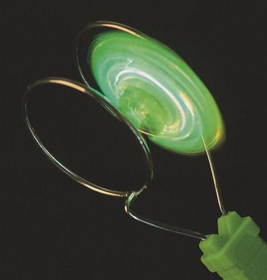 Tol die zweeft over een metalen rail, gestuurd door magnetische kracht en led verlicht in de kleur groen