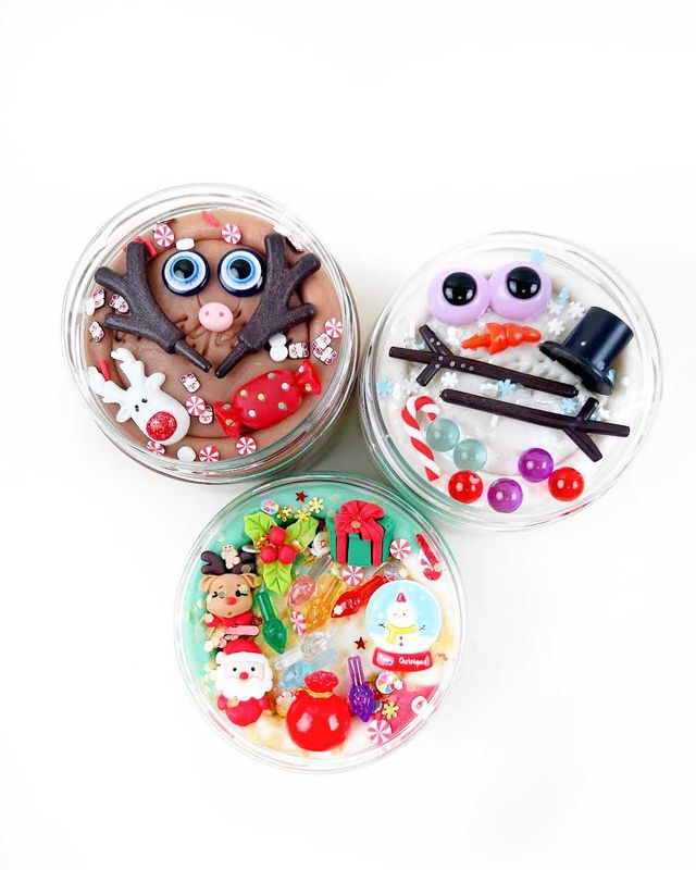 Drie kerst-thema kleurrijke speelklei van Invitation to Imagine. Reindeer, snowman en collage kerst speelklei.