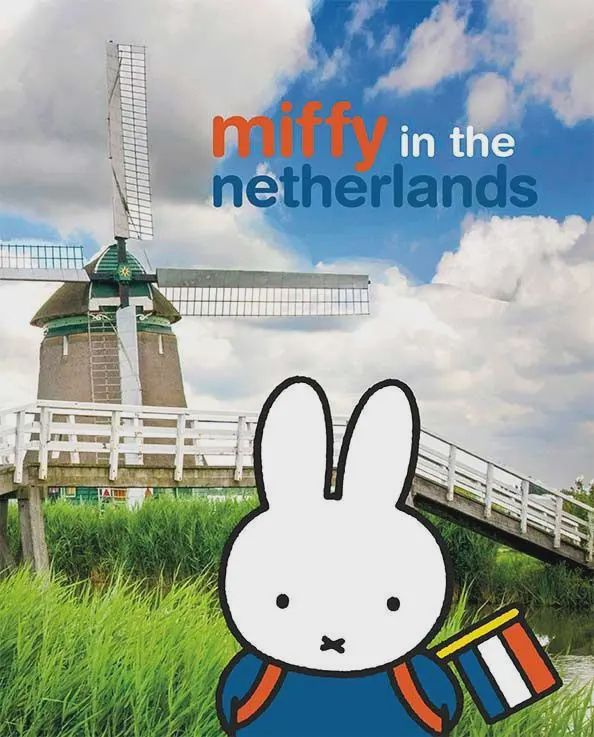 Nijntje op de foto bij een oer hollandse brug met molen er achter