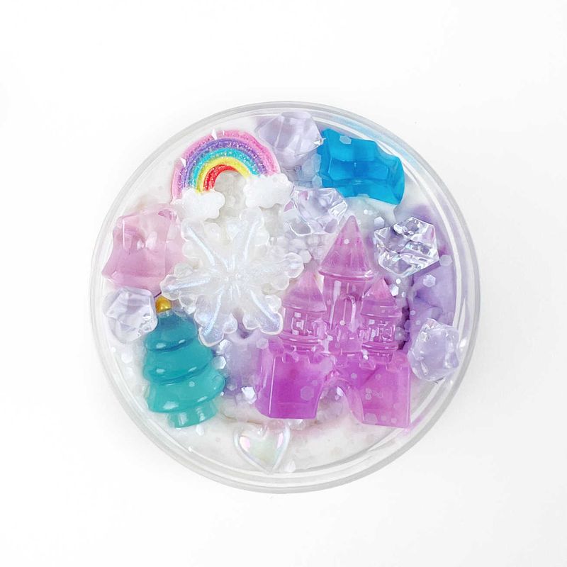 Speelklei met leuke kleurrijke beeldjes. Kasteel, ijsvlok, regenboog, kerstboom en andere gems.