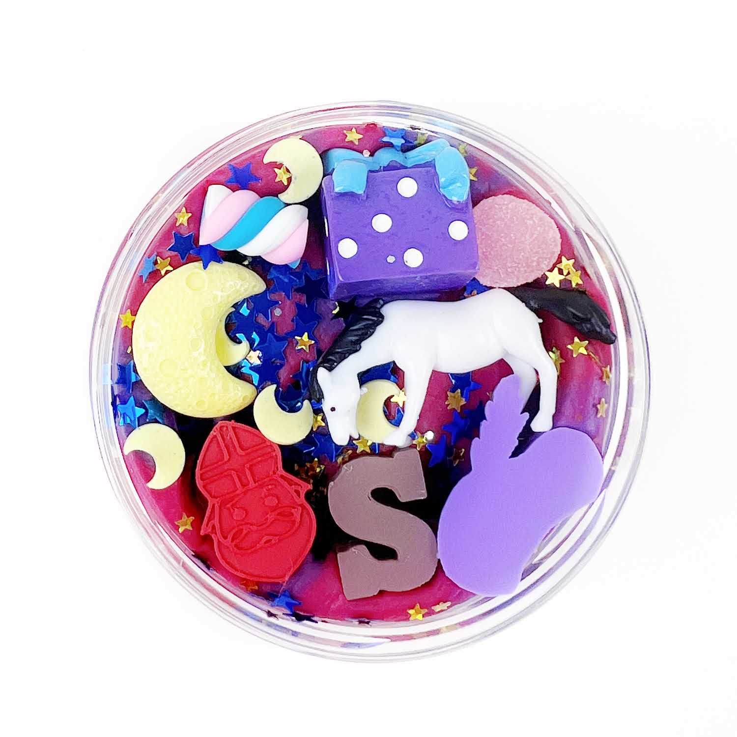 Sinterklaas thema speelklei van Invitation to Imagine. Surprise pot met leuke items zoals een paard, chocolade