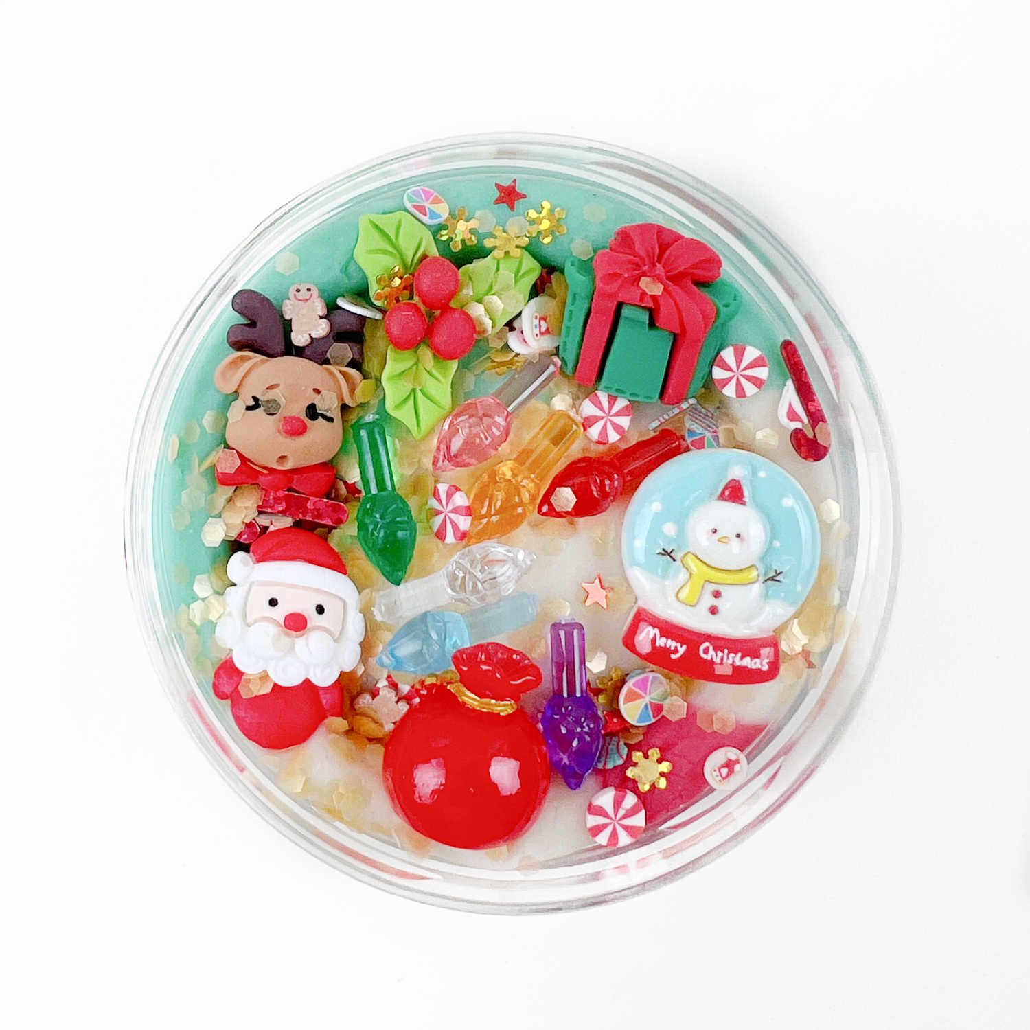 Surprisepotje van Invitation to Imagine met kerstthema speelklei. Happy Christmas Surprise pot met kerstman, cadeaus, snoep.