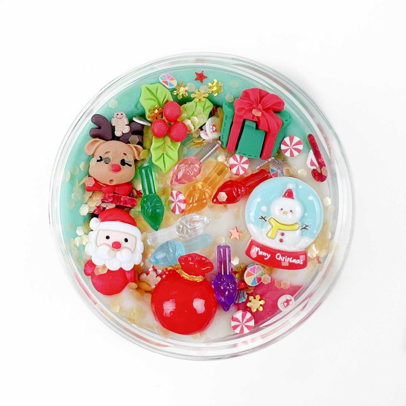 Surprisepotje van Invitation to Imagine met kerstthema speelklei. Happy Christmas Surprise pot met kerstman, cadeaus, snoep.