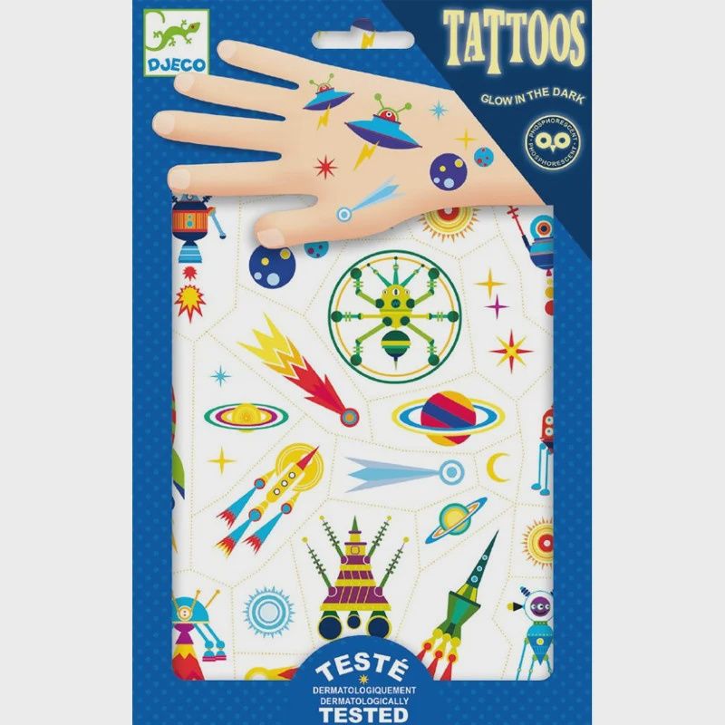 diverse ruimte tattoos te zien op de verpakking en enkele al op een hand gezet als voorbeeld