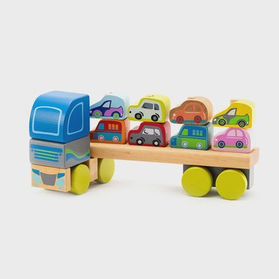 Houten vrachtauto met oplegger met 8 kleine autos erop