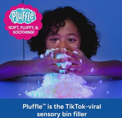 Kindje die in het donker met de foam (die glow in de dark is) aan het spelen is