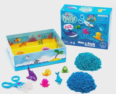Overzicht van wat er in de set te vinden is. kinder schaar, foam in 2 kleuren, wat diertjes en de speelbak