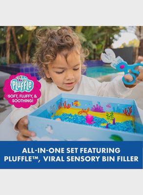 Kindje die aan het spelen is met de speelbak en foam