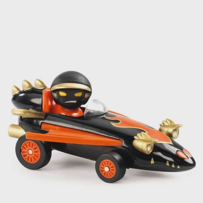 Dragon fire raceauto met personage vooral zwart van kleur met een beetje rood