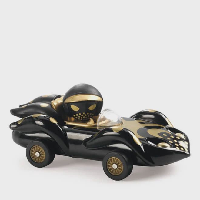 zwart goude raceauto met personage