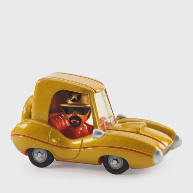 gouden raceauto met personage