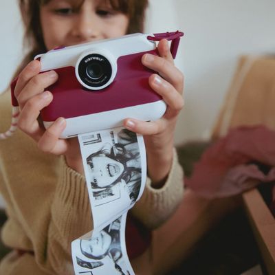 Kidywolf K-Print Pro Camera Rood goodies kindje die fotos aan het maken en direct printen is.