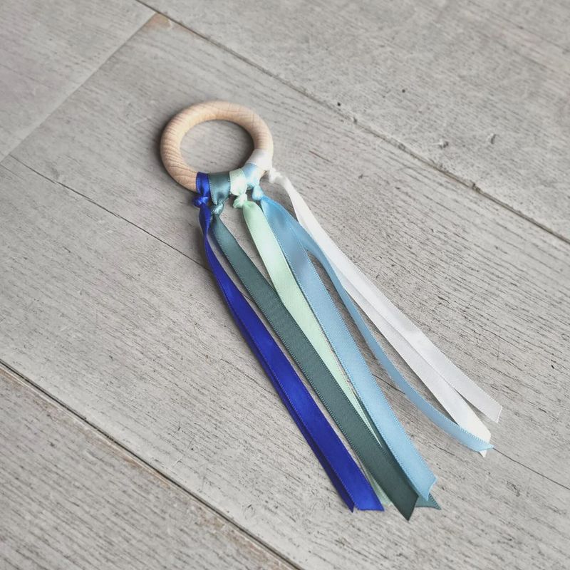 Little Botanic Label Baby handvlieger groen/blauw – babyspeelgoed ring met lintjes