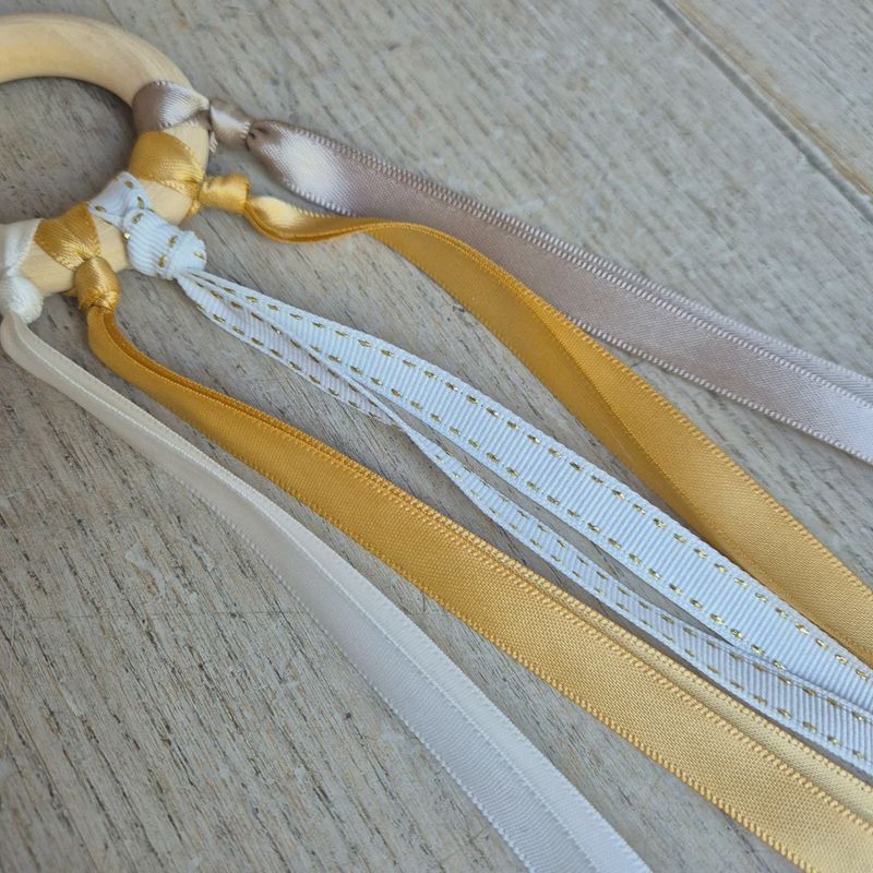 Little Botanic Label Baby handvlieger naturel – babyspeelgoed ring met sliertjes