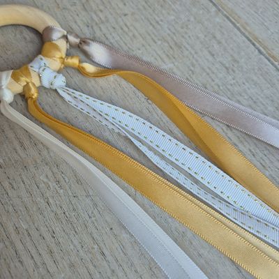 Little Botanic Label Baby handvlieger naturel – babyspeelgoed ring met sliertjes