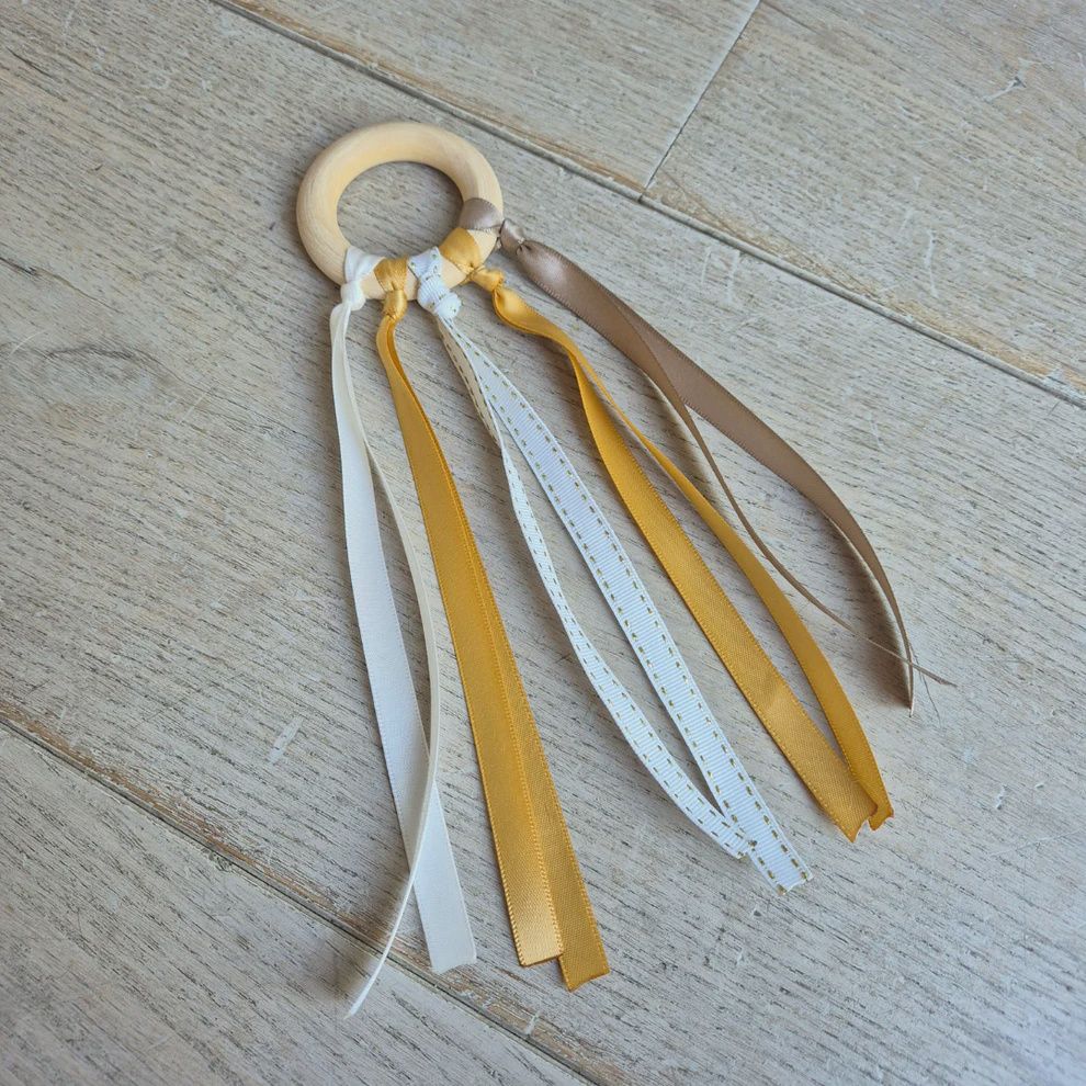 Little Botanic Label Baby handvlieger naturel – babyspeelgoed ring met lintjes