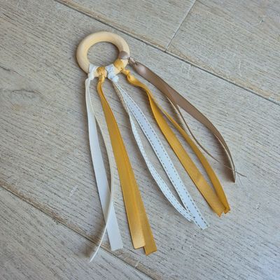 Little Botanic Label Baby handvlieger naturel – babyspeelgoed ring met lintjes