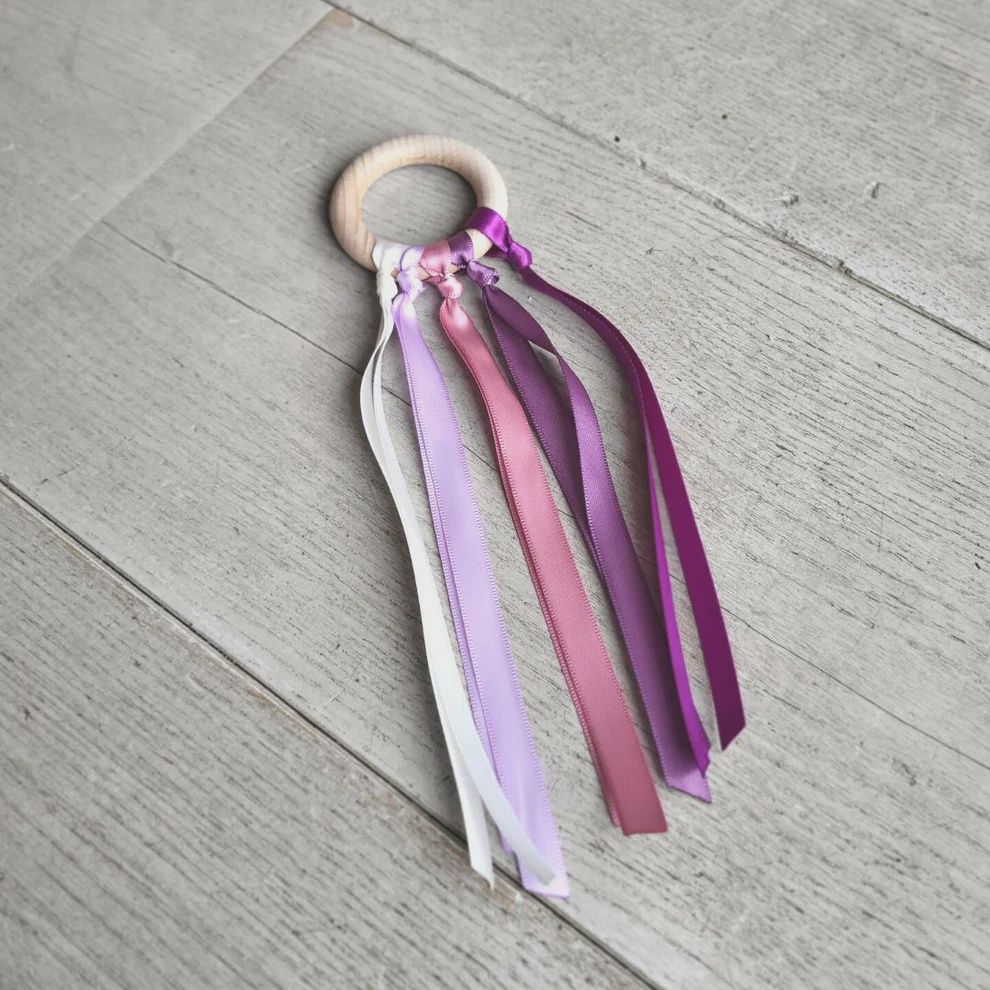 Little Botanic Label Baby handvlieger roze/paars – babyspeelgoed ring met lintjes.
