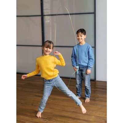 Kinderen die aan het spelen zijn met de PhänoMINT USB coole lassowerper – speelgoed

