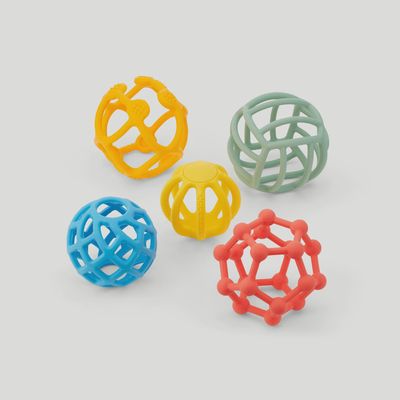 Zacht sensorisch speelgoed van TickiT: 5 flexibele regenboogballen met open structuur voor voelen, knijpen en ontdekken. 