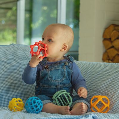 Zacht sensorisch speelgoed van TickiT: 5 flexibele regenboogballen met open structuur voor voelen, knijpen en ontdekken. 