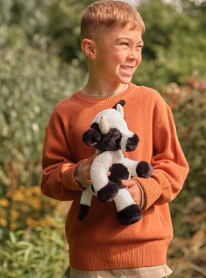 Charlie Bears knuffel Buttercup Cow – zwart/wit (30 cm)