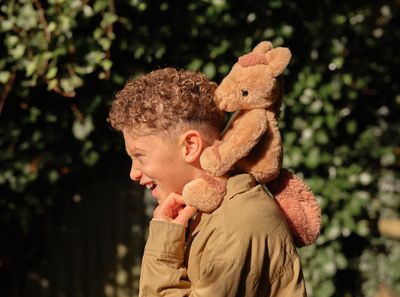 Charlie Bears knuffel Clip Clop Pony – bruin (33 cm)