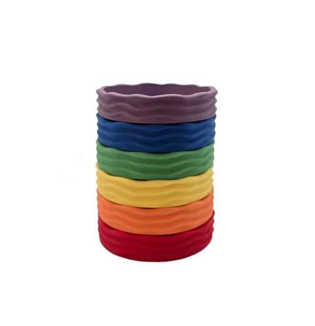 Grennn Wave Regenboogbakjes set sensorisch speelgoed opgestapeld.
