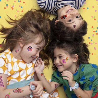 Kindjes met de Djeco Tattoo Rainbow tijdelijke tatoeages knutselen