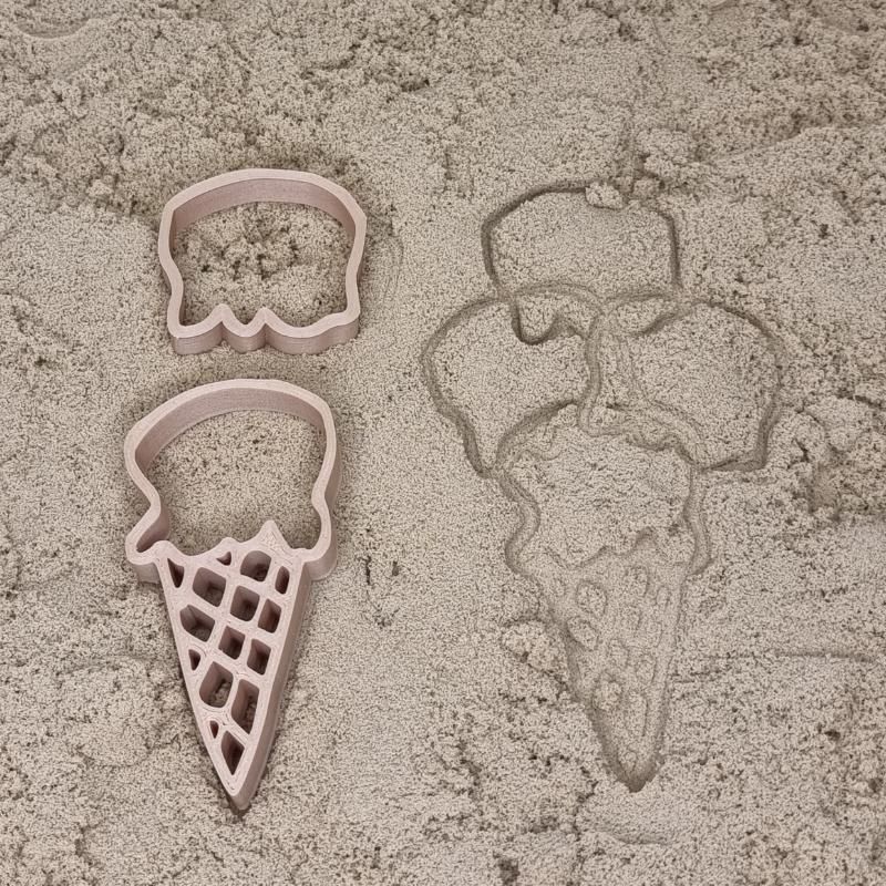 Grennn IJsje Uitsteker sensorisch speelgoed in zand gedrukt.