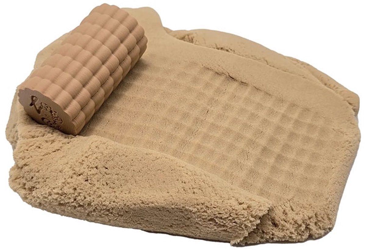 Grennn Roller Raster Zayn sensorisch speelgoed in het zand gerold.