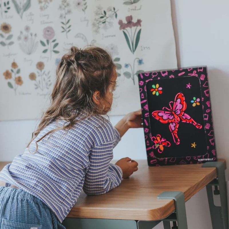 Kidywolf Kidyneon knutselspullen wanddecoratie Er was eens die een kindje vast houd.