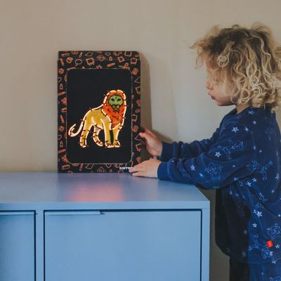 Kidywolf Kidyneon knutselspullen wanddecoratie Dieren die door een kindje op de kast gezet word.