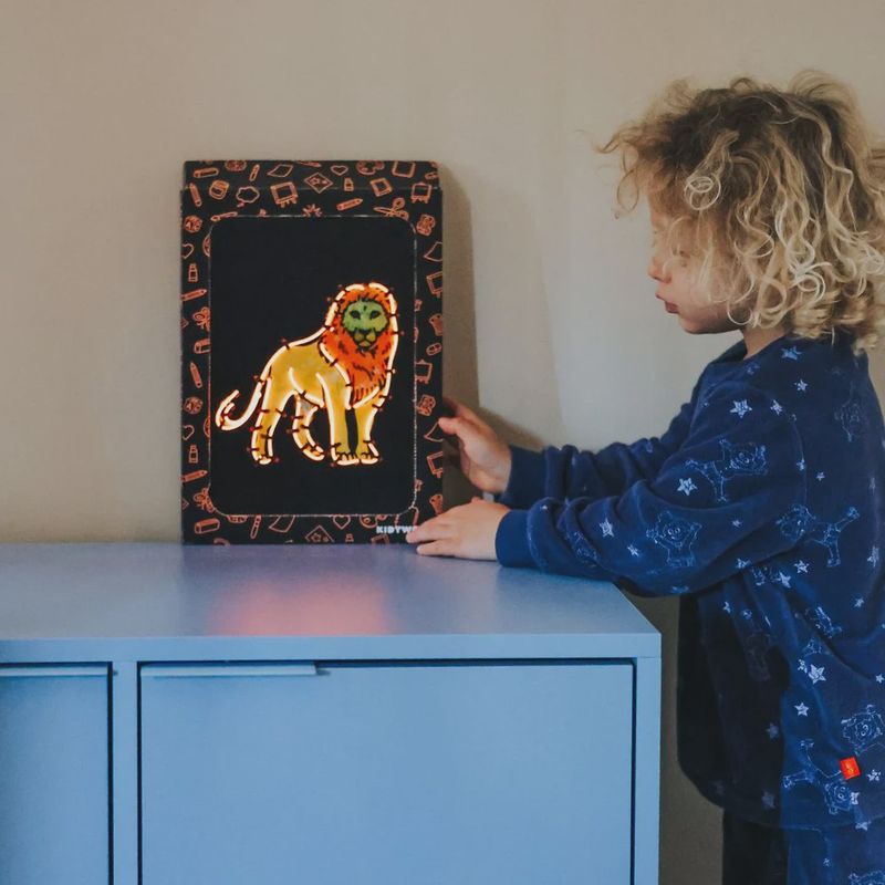 Kidywolf Kidyneon knutselspullen wanddecoratie Dieren die door een kindje op de kast gezet word.