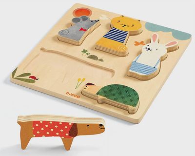 Djeco Woodypets houten reliëfpuzzel stapeldieren waarbij het hondje er even uitgehaald is om de puzzel beter te zien.