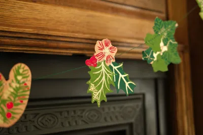 East End Press - Paper Garland - Holly and Ivy