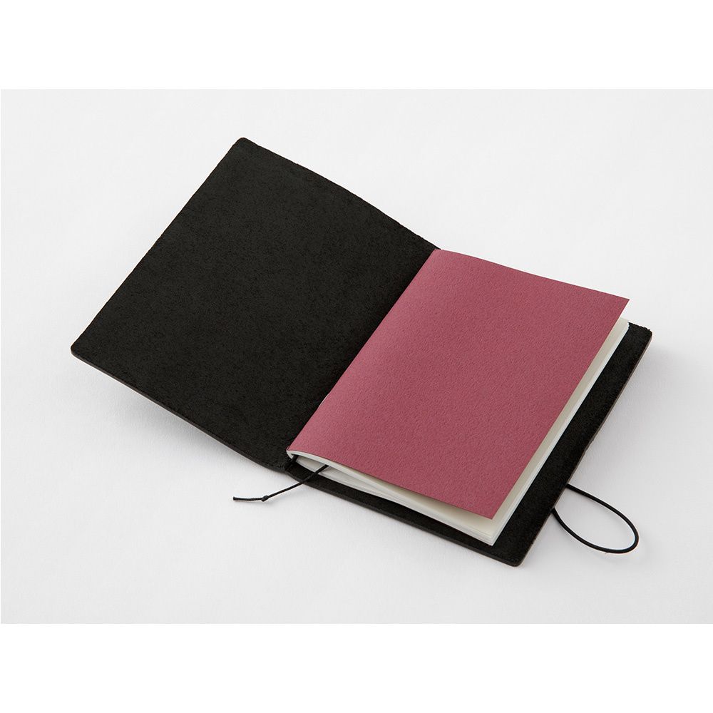 TRAVELER’S COMPANY – Traveler’s Notebook – Black (Passport Size)