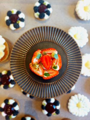 Tarte Fraises, Crème Pistache, Rhubarbe et Fleur d&#39;Oranger