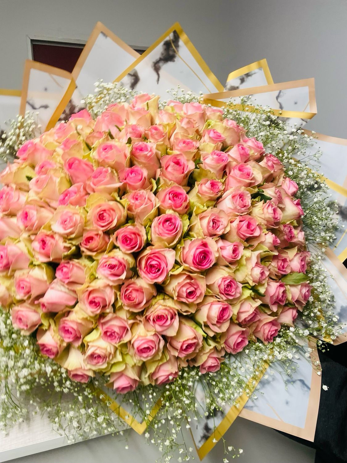 100 Pink Roses With Gyp