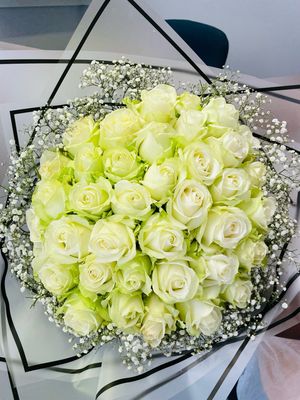 40 White Roses With Gyp