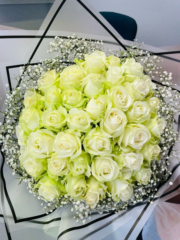 40 White Roses With Gyp