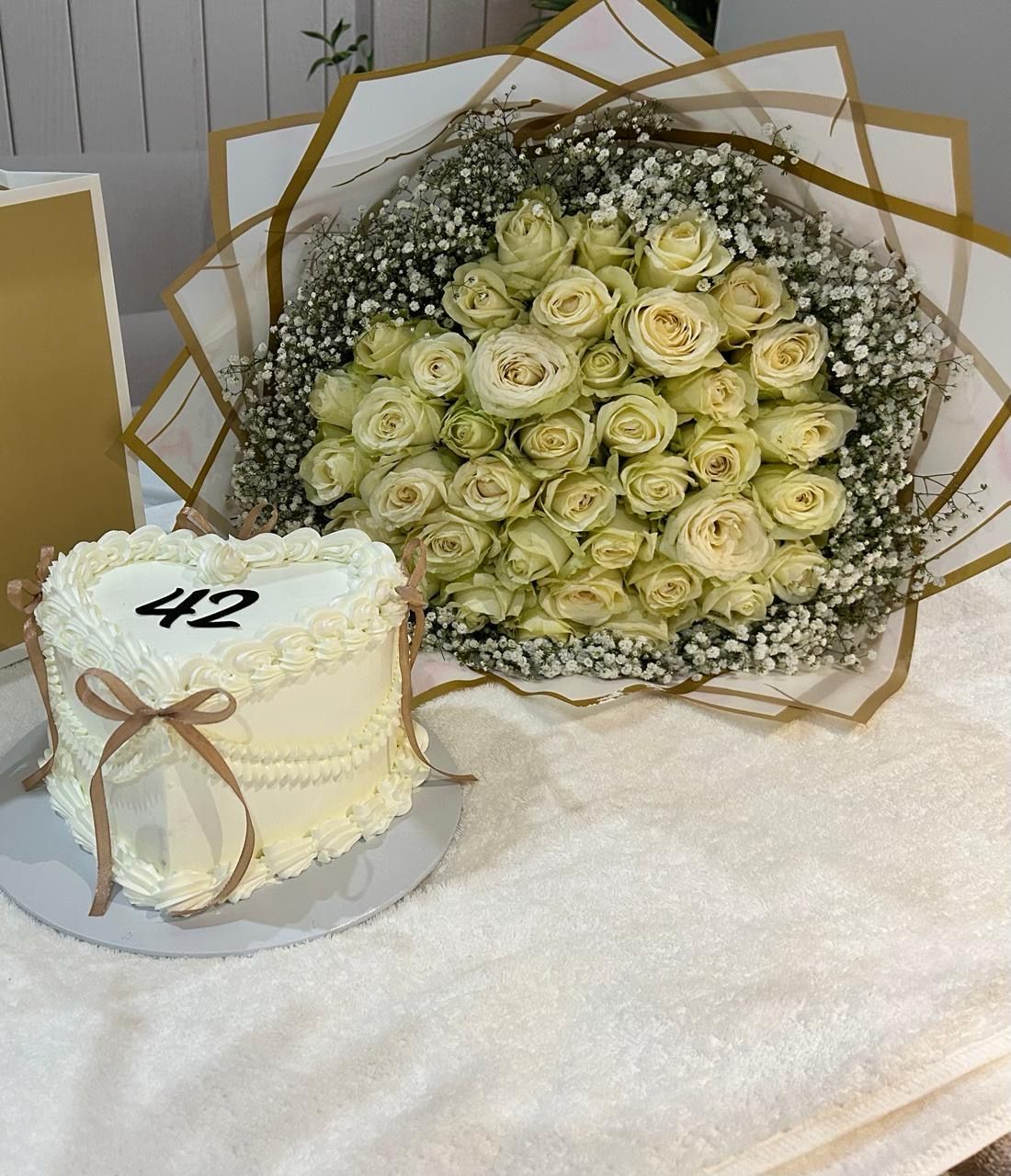 40 Roses + 18cm Cake
