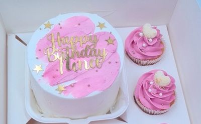Bento cake With 2 Cupcakes
