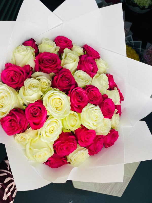 40 [white and pink roses]