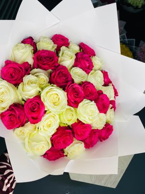40 [white and pink roses]