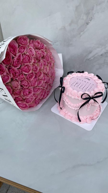 40 pink roses with 15cm mini Cake