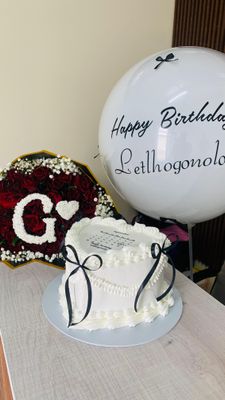 40Roses + 18cm heart Shaped Cake and personalised normal air balloon