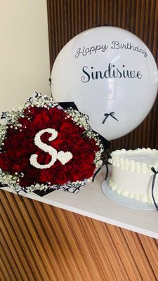 40Roses + 18cm heart Shaped Cake and personalised normal air balloon