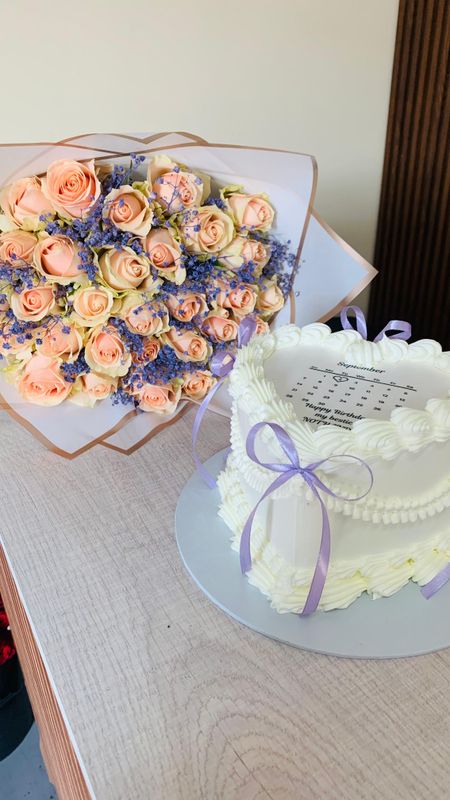 40 White Roses + 18cm Cake